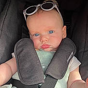 Manoa a rejoint le concours — aidez-le/la à gagner de superbes lots ! baby, infant, car_seat, sunglasses, blue_eyes, child, seatbelt, safety, cute, portrait, face, expression, clothing, straps, headwear, young_child, indoors, person, skin, seat