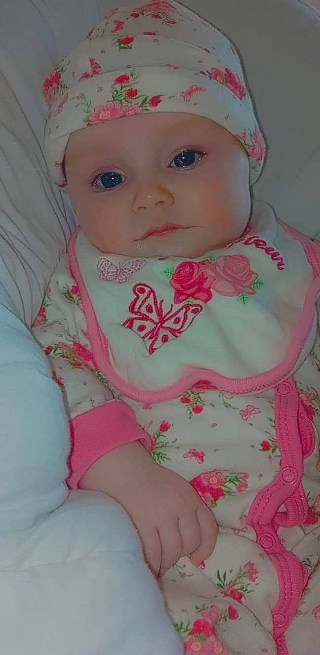 Yliana a rejoint le concours — aidez-le/la à gagner de superbes lots ! baby, baby_toddler_clothing, cap, cheek, child, chin, dress, eye, face, hat, head, headwear, human_body, iris, lip, pattern, person, pink, skin, sleeve