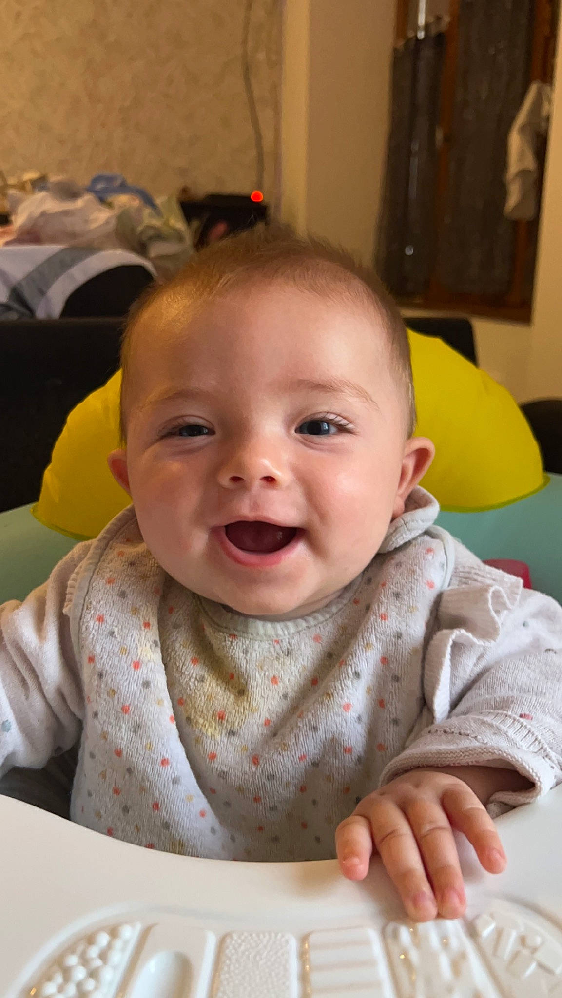 Nina a rejoint le concours — aidez-le/la à gagner de superbes lots ! baby, baby_toddler_clothing, chair, cheek, child, chin, comfort, eye, face, fun, happy, head, iris, lip, mouth, nose, person, skin, smile, tableware