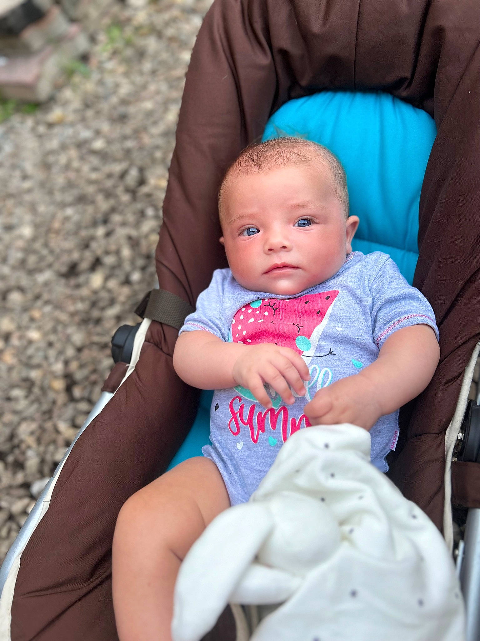 Nina participe au concours pour gagner de l'argent avec cette photo : baby, baby_products, baby_toddler_clothing, cheek, child, comfort, eye, face, fun, grass, happy, head, lap, mammal, person, sitting, skin, thigh, toddler, vacation