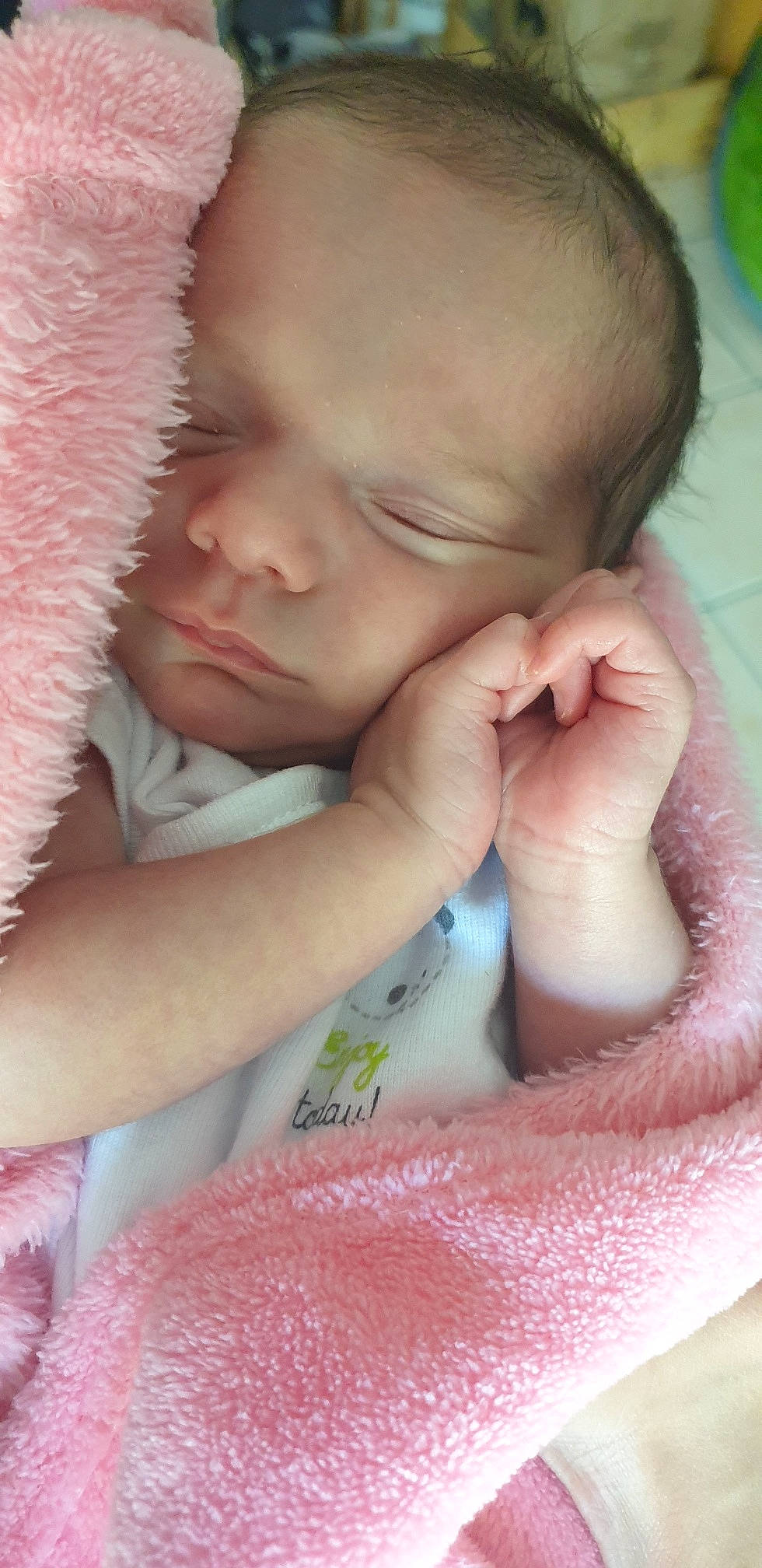 Yoenaï a rejoint le concours — aidez-le/la à gagner de superbes lots ! baby, cheek, child, close_up, ear, eye, face, finger, forehead, hand, head, lip, mouth, nap, nose, person, pink, skin, sleep, smile