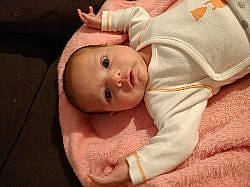 Yoenaï participe au concours pour gagner de l'argent avec cette photo : baby, cheek, child, ear, finger, hand, mouth, nose, person, skin, toddler