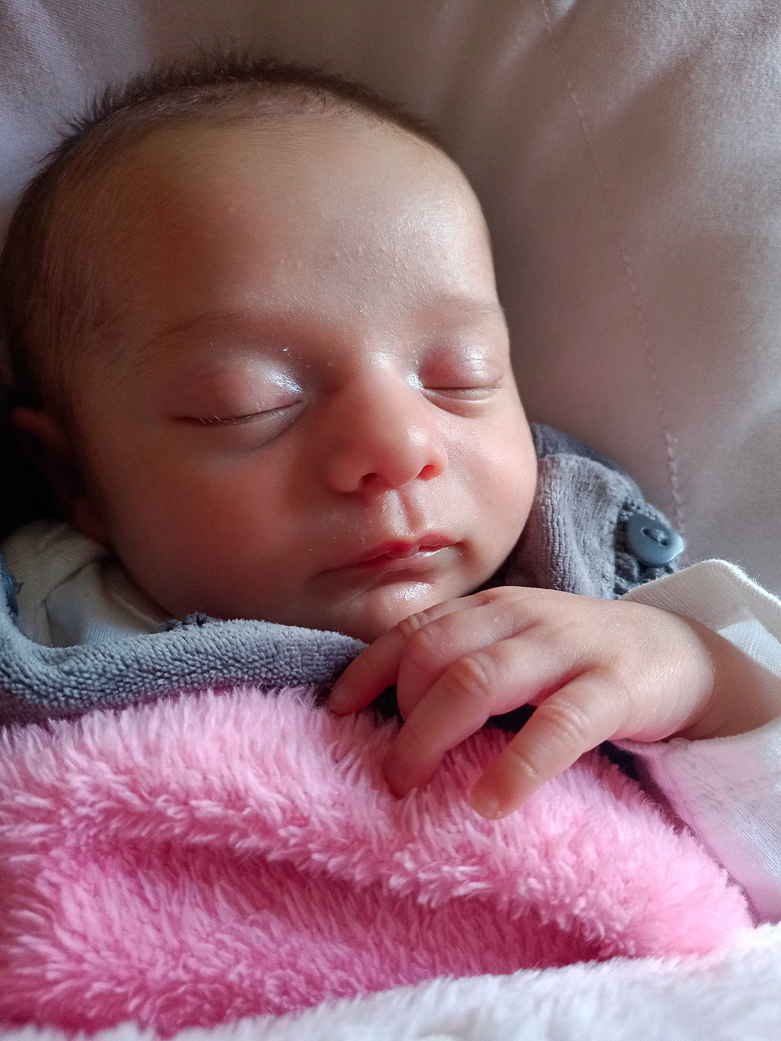 Yoenaï a rejoint le concours — aidez-le/la à gagner de superbes lots ! baby, beauty, blanket, cheek, child, close_up, eye, face, finger, forehead, hand, head, lip, mouth, nap, nose, person, pink, skin, sleep