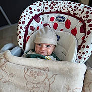 Lizzio a rejoint le concours — aidez-le/la à gagner de superbes lots ! baby, infant, smile, hat, blanket, baby_seat, chicco, polka_dots, red, maroon, white, cozy, indoor, child, young, cute, comfort, portrait, happy, face