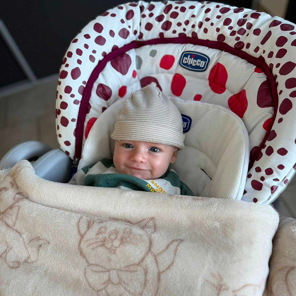 Lizzio a rejoint le concours — aidez-le/la à gagner de superbes lots ! baby, baby_seat, blanket, chicco, child, comfort, cozy, cute, face, happy, hat, indoor, infant, maroon, polka_dots, portrait, red, smile, white, young