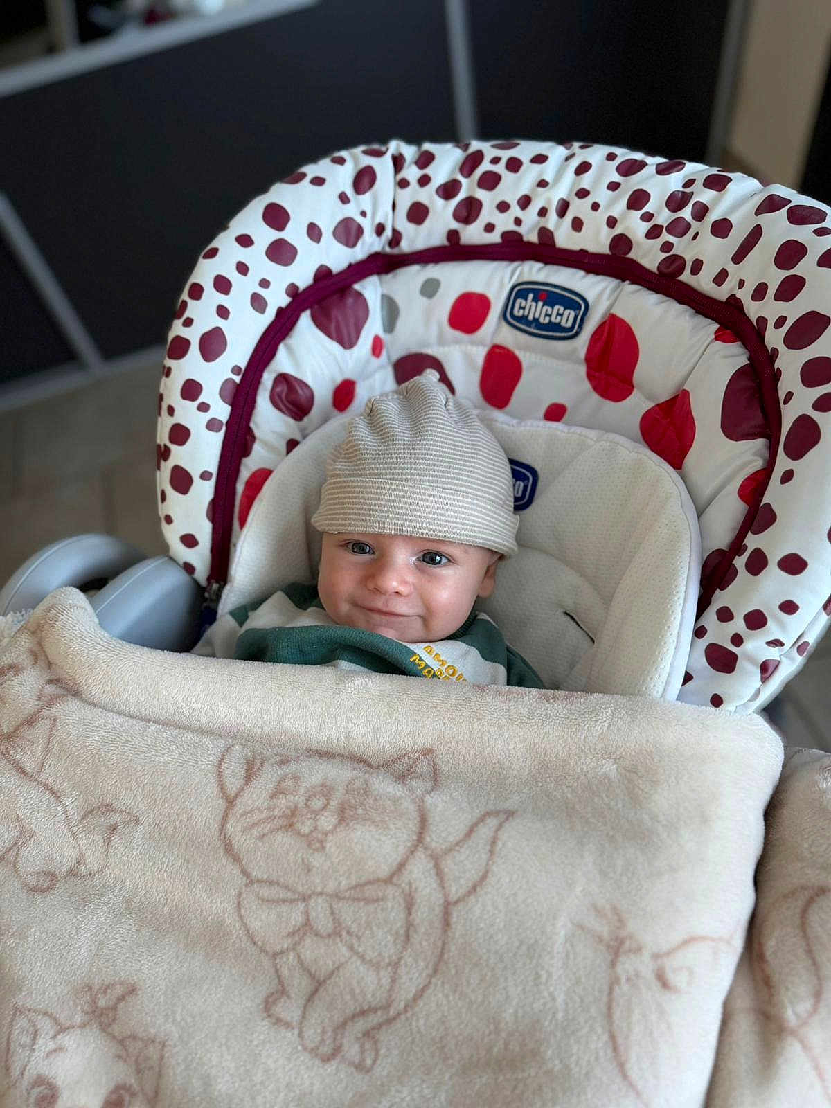 Lizzio a rejoint le concours — aidez-le/la à gagner de superbes lots ! baby, infant, smile, hat, blanket, baby_seat, chicco, polka_dots, red, maroon, white, cozy, indoor, child, young, cute, comfort, portrait, happy, face
