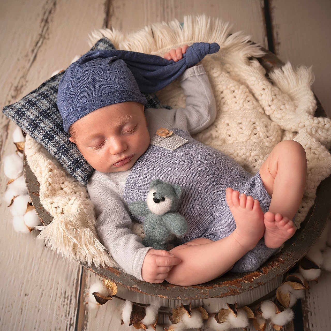 Diego participe au concours pour gagner de l'argent avec cette photo : baby, blanket, child, circular_bowl, cotton, cozy, cute, hat, indoor, infant, knitwear, peaceful, portrait, relaxing, resting, sleeping, small, soft_lighting, teddy_bear, wooden_floor