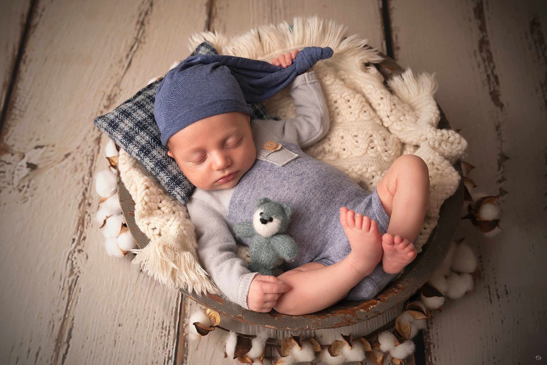 Diego participe au concours pour gagner de l'argent avec cette photo : baby, sleeping, hat, knitwear, blanket, teddy_bear, wooden_floor, cotton, cozy, infant, cute, peaceful, small, resting, portrait, indoor, soft_lighting, child, relaxing, circular_bowl