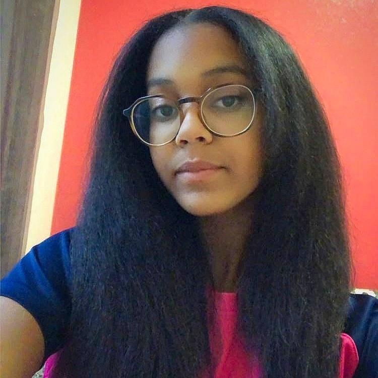 Thalia participe au concours pour gagner de l'argent avec cette photo : black_hair, brown_hair, cheek, electric_blue, eyebrow, eyelash, eyewear, forehead, fun, glasses, happy, head, jaw, layered_hair, lip, long_hair, nose, person, selfie, step_cutting