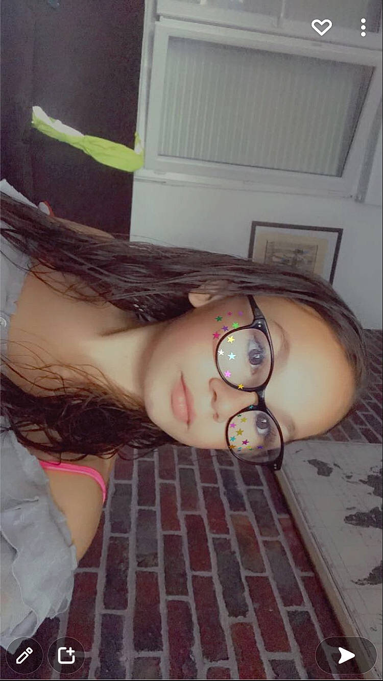 Kenza a rejoint le concours — aidez-le/la à gagner de superbes lots ! arm, black_hair, eyebrow, eyelash, eyewear, flash_photography, floor, glasses, human_body, jaw, leg, lip, mouth, neck, nose, person, skin, smile, thigh, vision_care