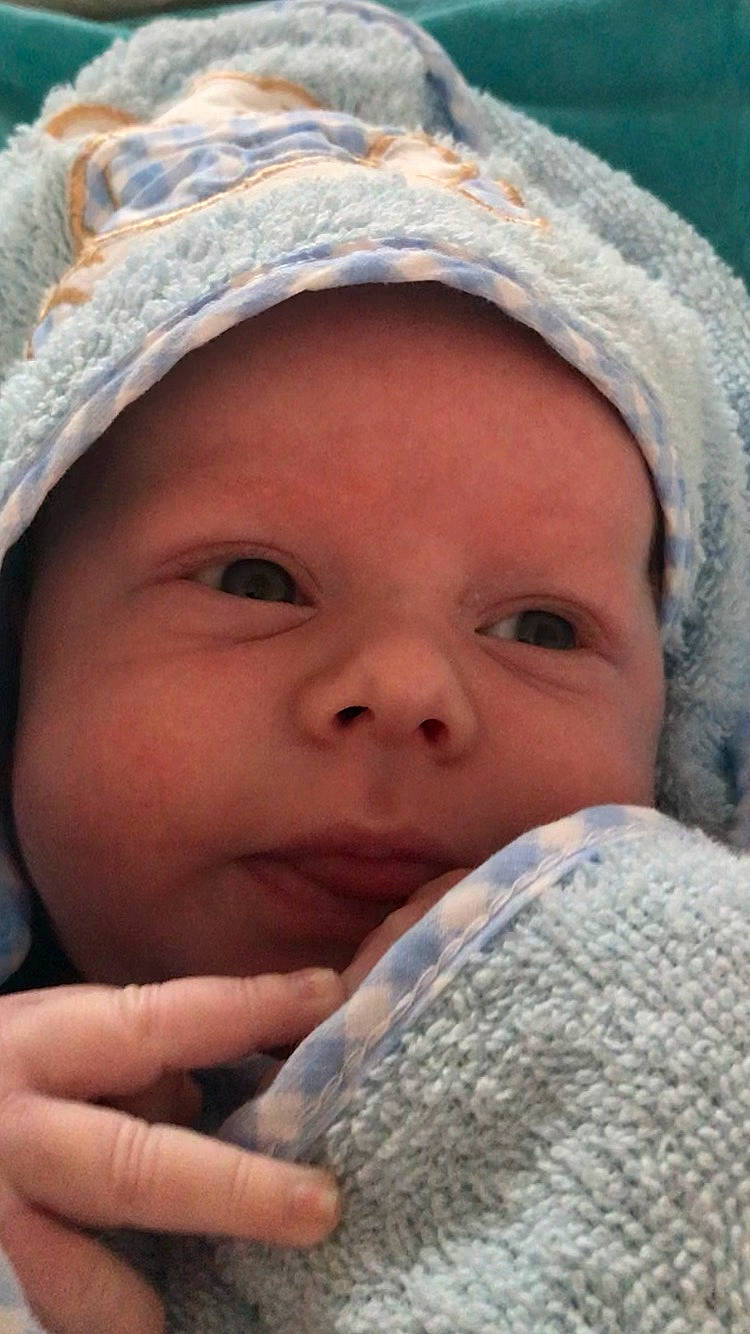 Kilian participe au concours pour gagner de l'argent avec cette photo : baby, cap, cheek, chin, eye, eyebrow, face, hand, head, headwear, iris, lip, mouth, nose, organ, outerwear, person, photograph, product, skin