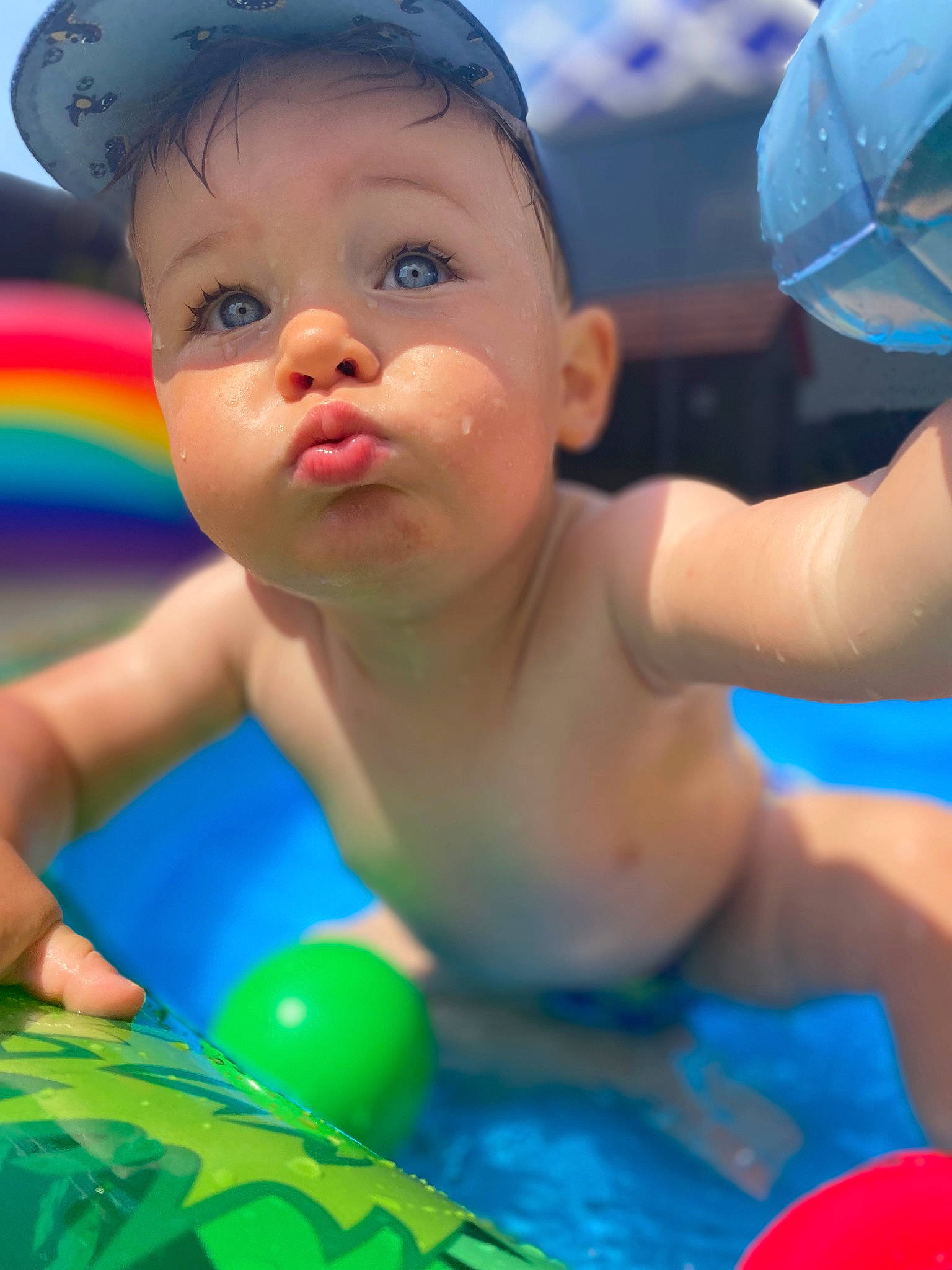 Milliano participe au concours pour gagner de l'argent avec cette photo : baby, bathing, blue, chest, child, finger, fun, green, happy, human_body, leisure, muscle, party_supply, person, product, rainbow, recreation, summer, toddler, water