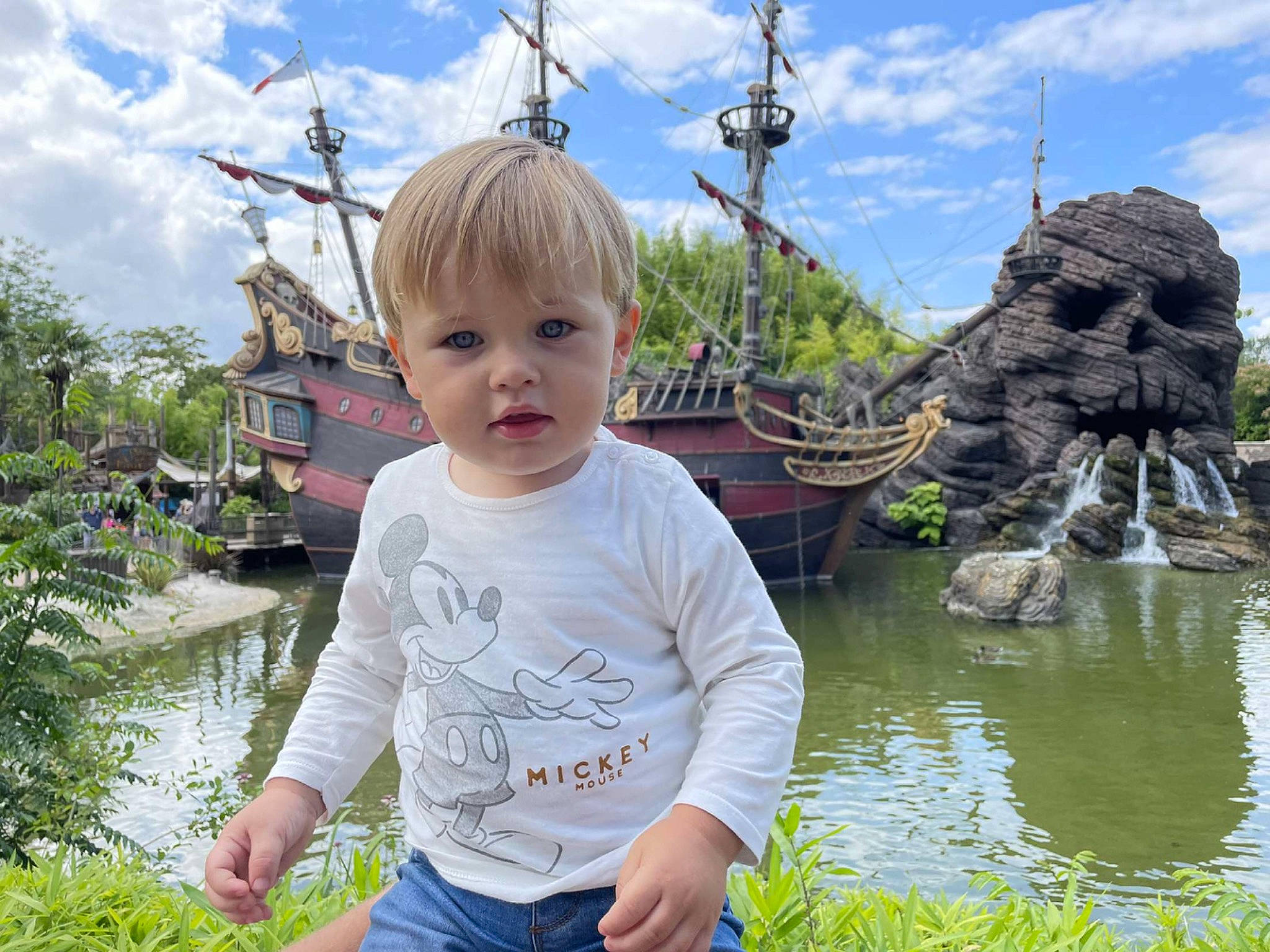 Milliano a rejoint le concours — aidez-le/la à gagner de superbes lots ! bank, chin, cloud, fun, grass, green, happy, lake, leisure, nature, person, plant, pole, recreation, sculpture, sky, summer, toddler, travel, tree