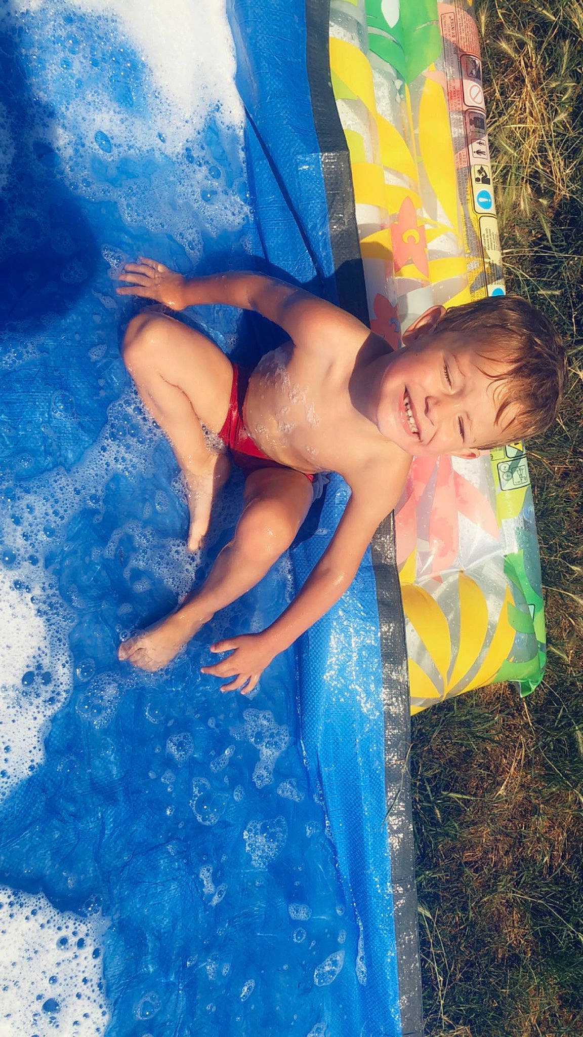 Mayron participe au concours pour gagner de l'argent avec cette photo : barechested, barefoot, beauty, blue, electric_blue, fun, gesture, grass, happy, human_leg, joy, leisure, people_in_nature, people_on_beach, person, shorts, summer, swimwear, textile, thigh