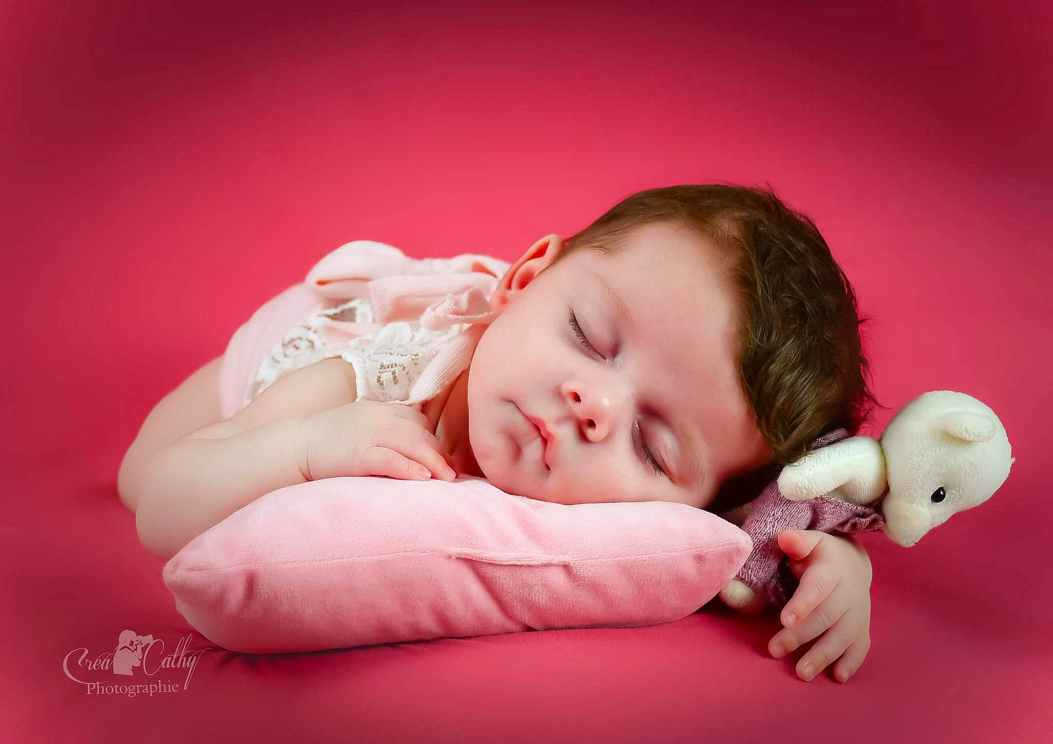 Lënays a rejoint le concours — aidez-le/la à gagner de superbes lots ! baby, baby_toddler_clothing, cheek, child, comfort, eye, eyelash, fashion_accessory, flash_photography, gesture, happy, head, human_body, lip, magenta, nail, neck, person, skin, sleeve