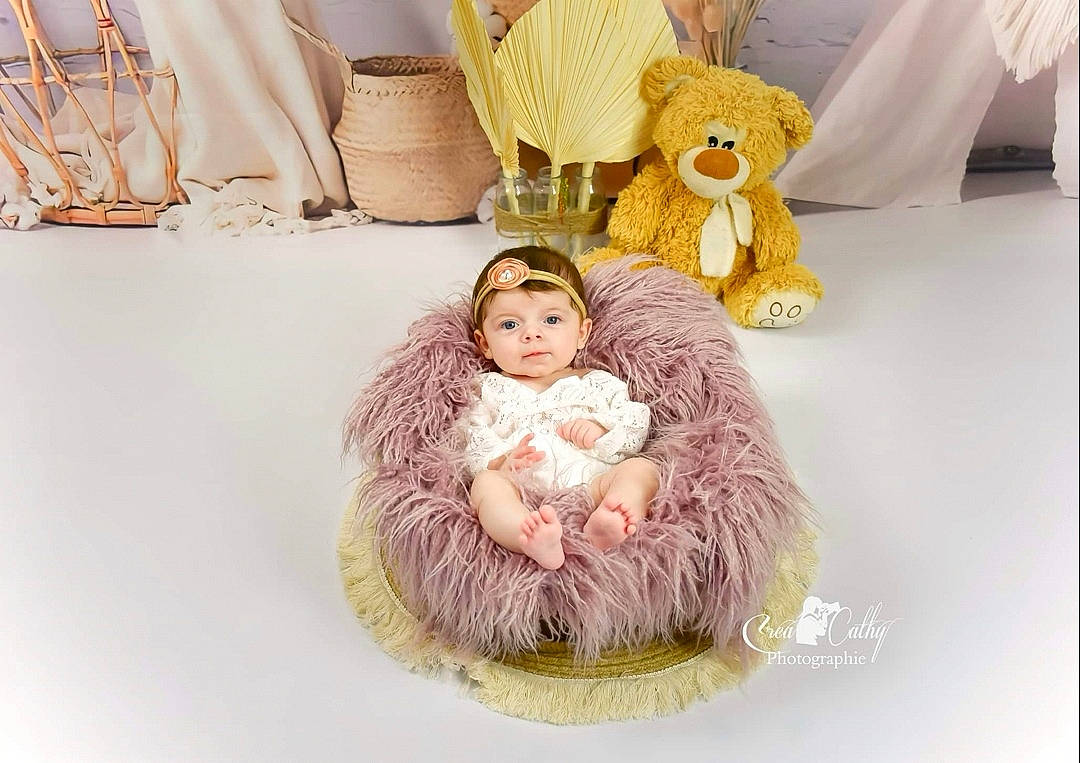 Lënays participe au concours pour gagner de l'argent avec cette photo : art, baby, child, costume_design, doll, event, fur, headwear, home_accessories, linens, painting, pattern, person, room, sitting, sleeve, stuffed_toy, teddy_bear, textile, toy
