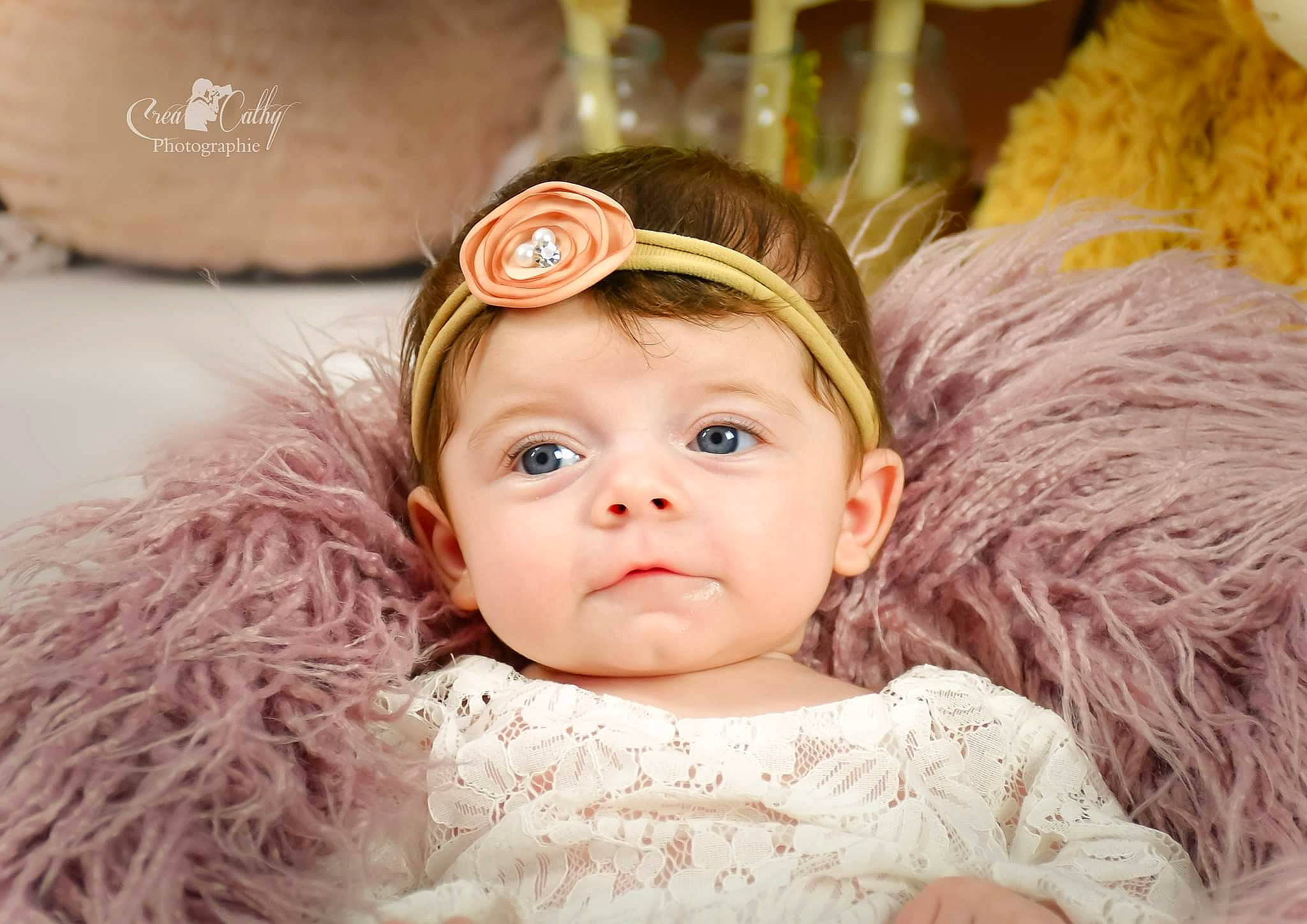 Lënays a rejoint le concours — aidez-le/la à gagner de superbes lots ! baby, blond, brown_hair, cap, cheek, child, costume_hat, ear, eye, eyelash, hair_accessory, happy, head, headband, headgear, headpiece, iris, person, skin, toddler