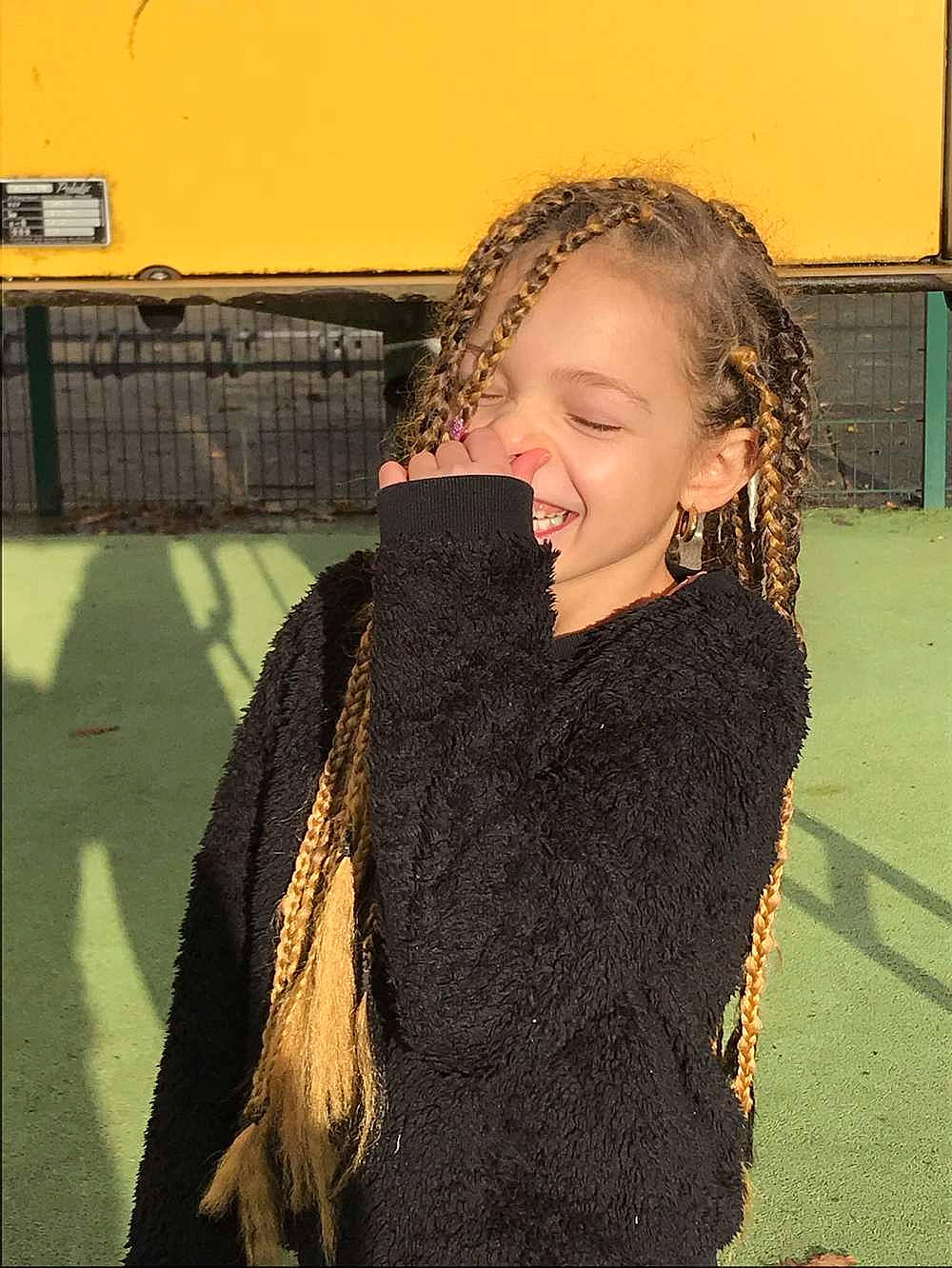 Rhiana participe au concours pour gagner de l'argent avec cette photo : blond, brown_hair, fashion_accessory, fashion_design, flash_photography, fun, fur, grass, hair, happy, long_hair, neck, pattern, person, sleeve, smile, street_fashion, toddler, vintage_clothing, wool