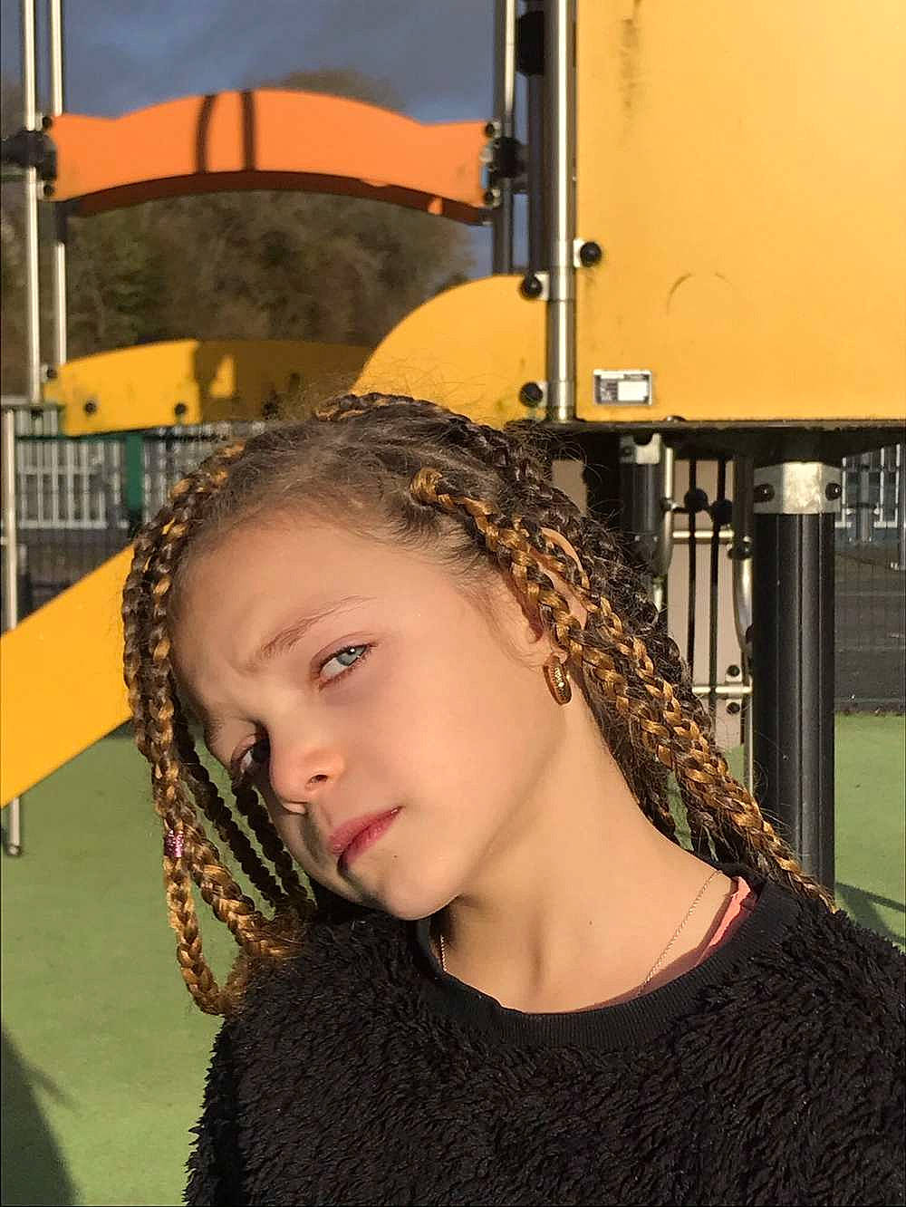 Rhiana participe au concours pour gagner de l'argent avec cette photo : audio_equipment, child, dreadlocks, earrings, eyebrow, eyewear, fashion_accessory, fashion_design, fun, fur, jewellery, long_hair, person, personal_protective_equipment, selfie, street, street_fashion, t_shirt, tradition