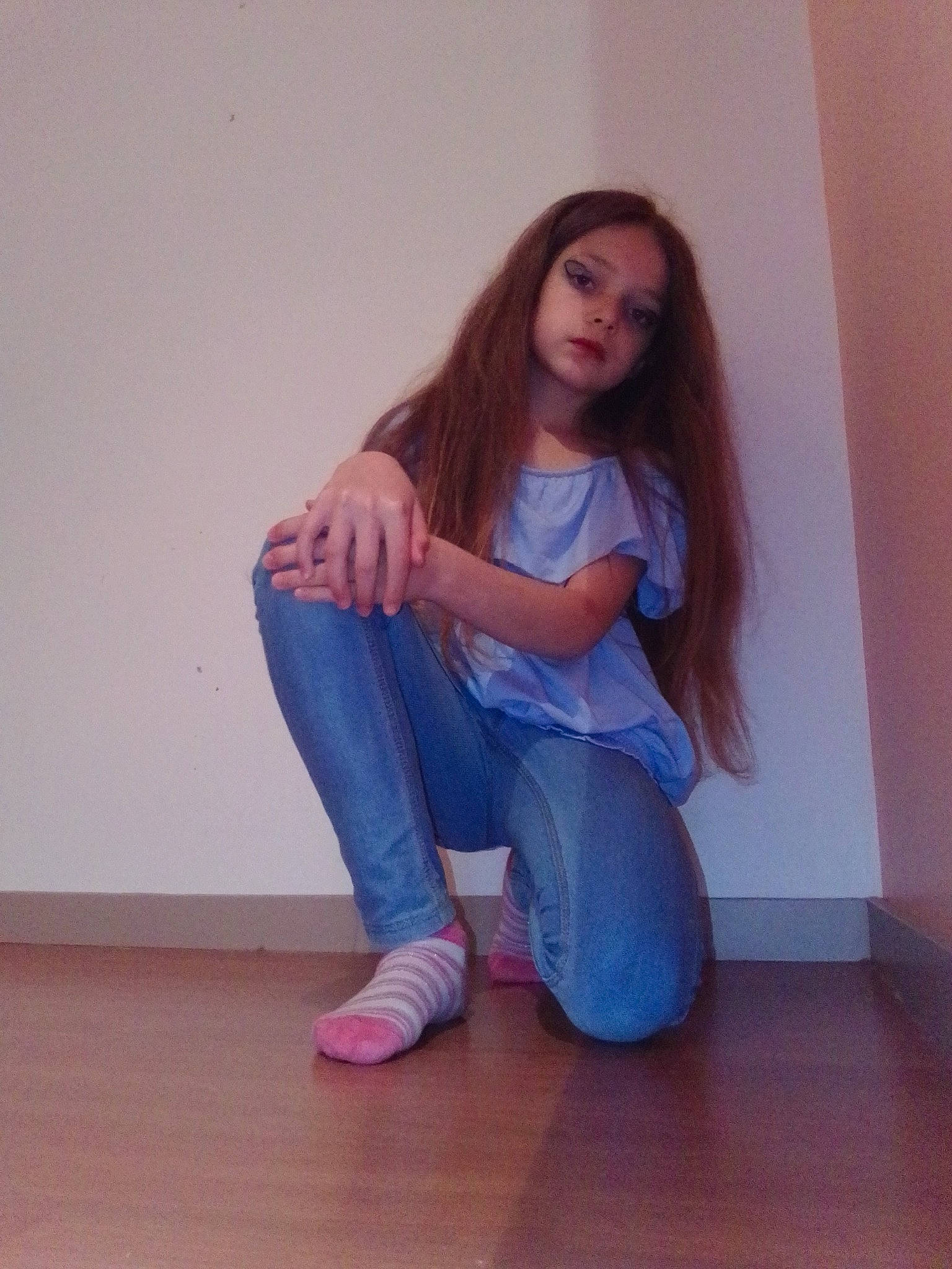 Rhiana a rejoint le concours — aidez-le/la à gagner de superbes lots ! barefoot, denim, electric_blue, flooring, foot, hardwood, human_leg, jeans, knee, leg, long_hair, magenta, person, sleeve, sock, sportswear, thigh, toe, trunk, waist