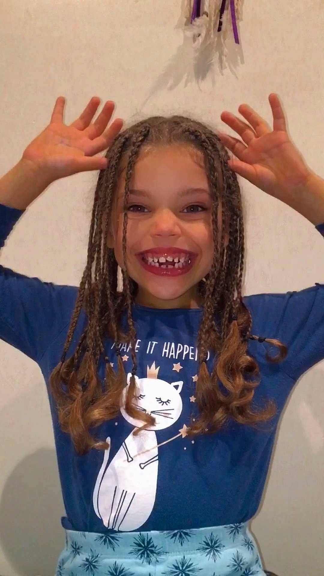 Roxana participe au concours pour gagner de l'argent avec cette photo : arm, cool, eye, eyebrow, face, finger, gesture, hair, hairstyle, hand, happy, head, human, joy, mammal, neck, organ, person, skin, sleeve