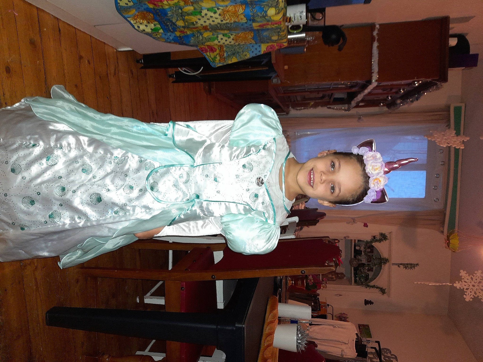 Roxana participe au concours pour gagner de l'argent avec cette photo : art, baby_toddler_clothing, child, hardwood, joy, machine, person, room, smile, toddler, wood