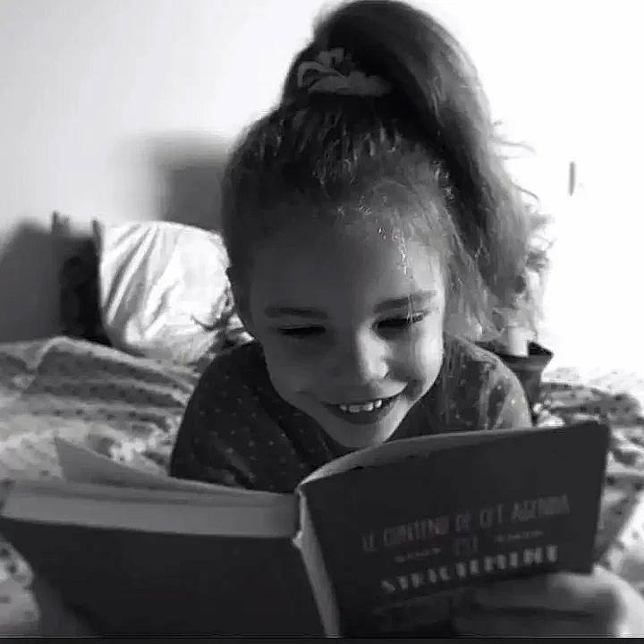 Roxana a rejoint le concours — aidez-le/la à gagner de superbes lots ! black, black_and_white, book, child, comfort, electronic_device, eye, flash_photography, fun, hair, happy, joy, monochrome, monochrome_photography, person, publication, reading, sitting, smile, stock_photography
