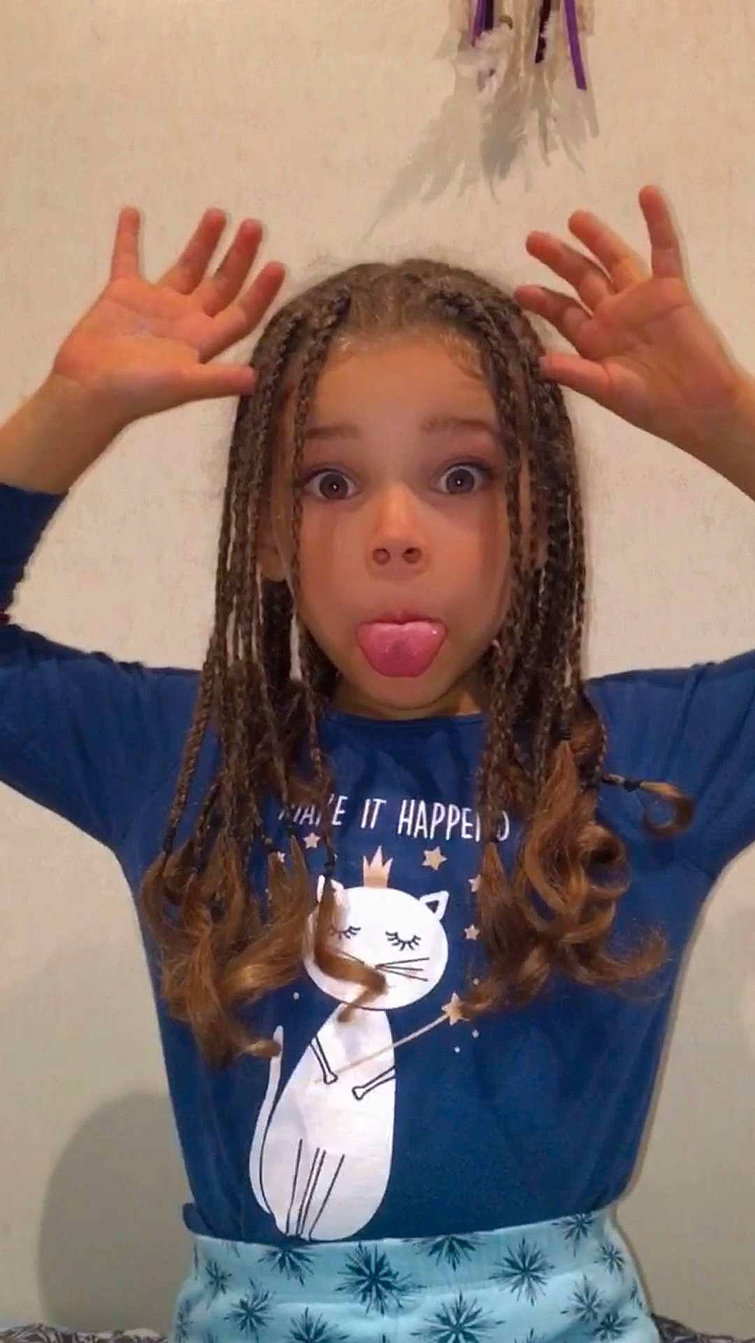 Roxana participe au concours pour gagner de l'argent avec cette photo : chin, dreadlocks, eye, eyebrow, eyelash, face, forehead, gesture, hair, hairstyle, hand, happy, head, human_body, joint, lip, mammal, organ, person, skin