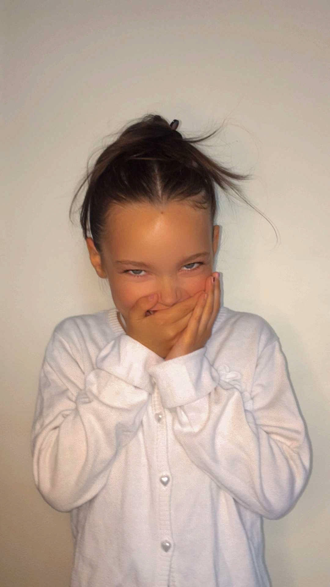 Miya a rejoint le concours — aidez-le/la à gagner de superbes lots ! black_hair, cheek, chin, collar, dress_shirt, ear, eyebrow, eyelash, flash_photography, forehead, fun, gesture, happy, human_body, iris, jaw, joy, lip, nose, person