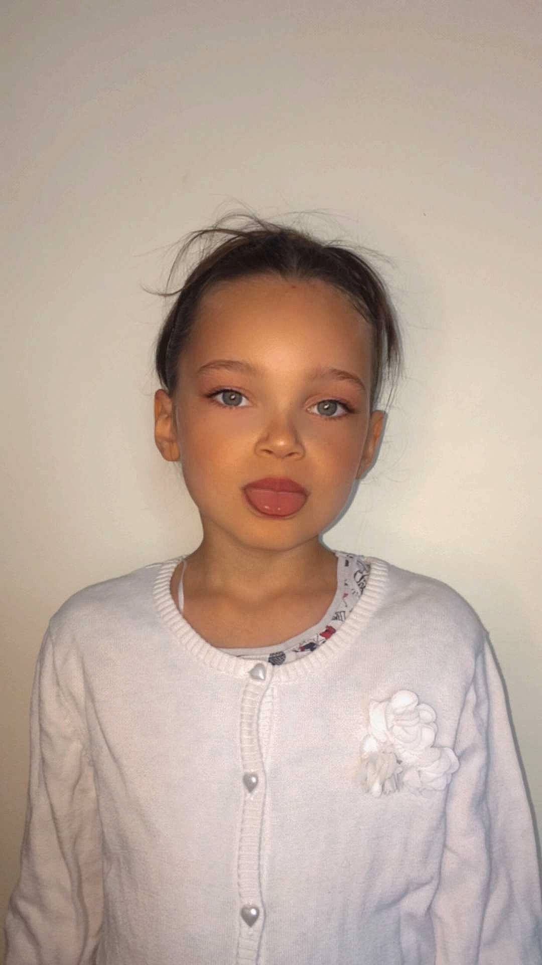 Miya a rejoint le concours — aidez-le/la à gagner de superbes lots ! black_hair, cheek, chest, chin, eyebrow, eyelash, flash_photography, forehead, gesture, hairstyle, jaw, jewellery, lip, long_hair, neck, nose, person, skin, sleeve, smile