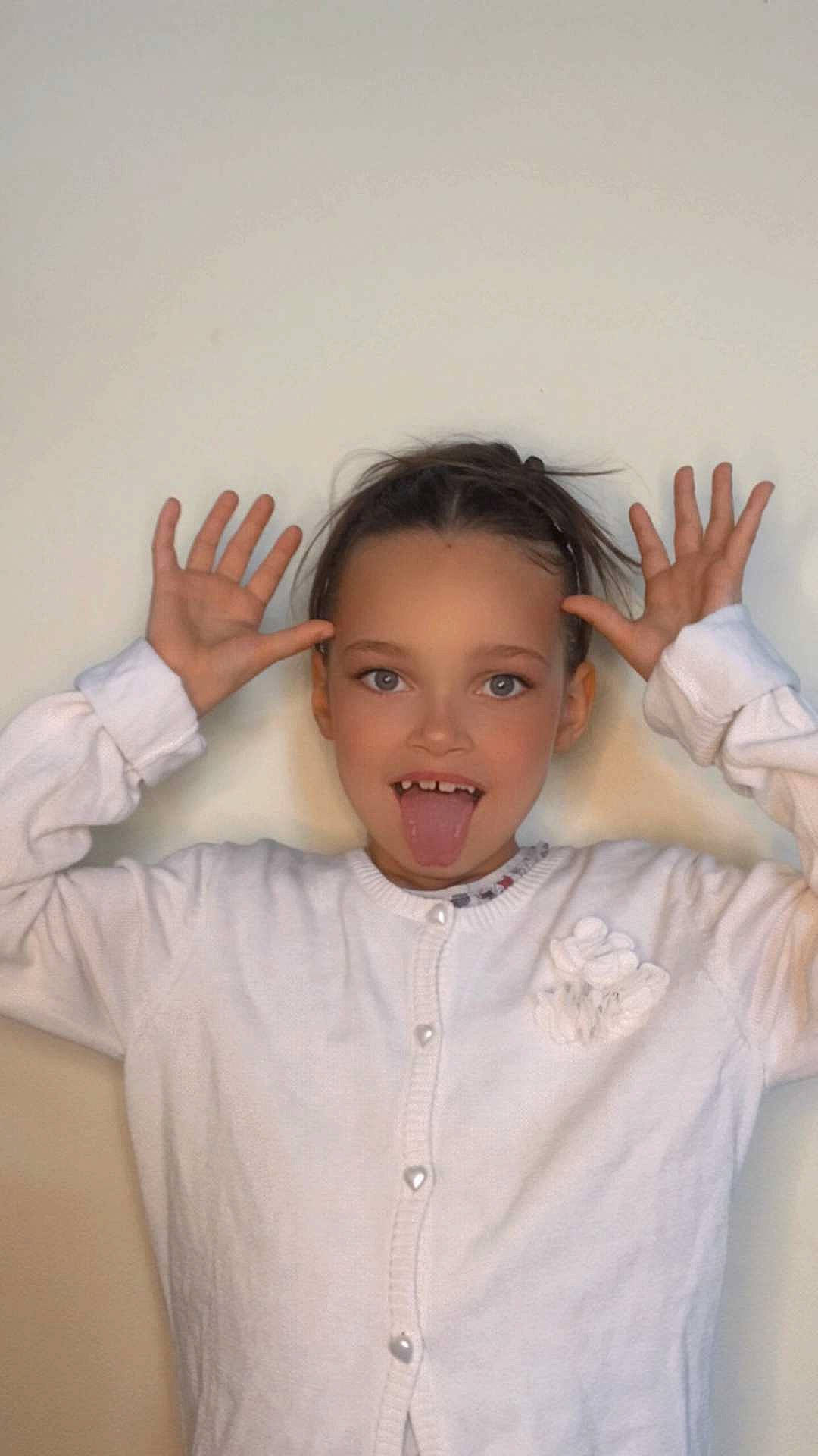 Miya participe au concours pour gagner de l'argent avec cette photo : cheek, ear, eye, eyebrow, flash_photography, forehead, gesture, hair, happy, head, human_body, iris, joint, lip, neck, outerwear, person, shoulder, skin, sleeve