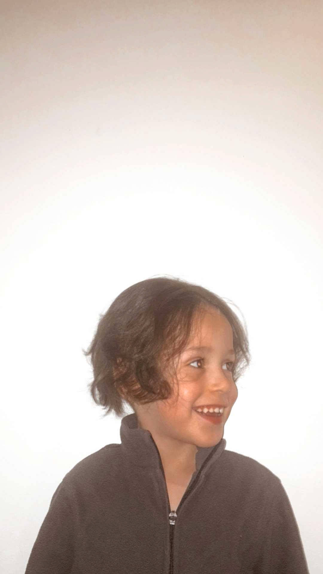 Rowenzo a rejoint le concours — aidez-le/la à gagner de superbes lots ! black_hair, brown_hair, cheek, eyewear, face, flash_photography, fun, gesture, hair, happy, head, hoodie, jaw, joy, person, portrait, portrait_photography, sitting, sky, sleeve