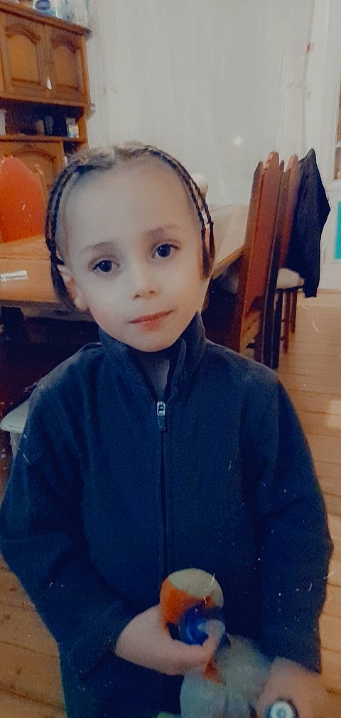 Rowenzo a rejoint le concours — aidez-le/la à gagner de superbes lots ! audio_equipment, baby, chair, cheek, child, ear, electric_blue, fashion_accessory, fun, happy, iris, nose, person, play, selfie, sitting, sleeve, smile, standing, t_shirt