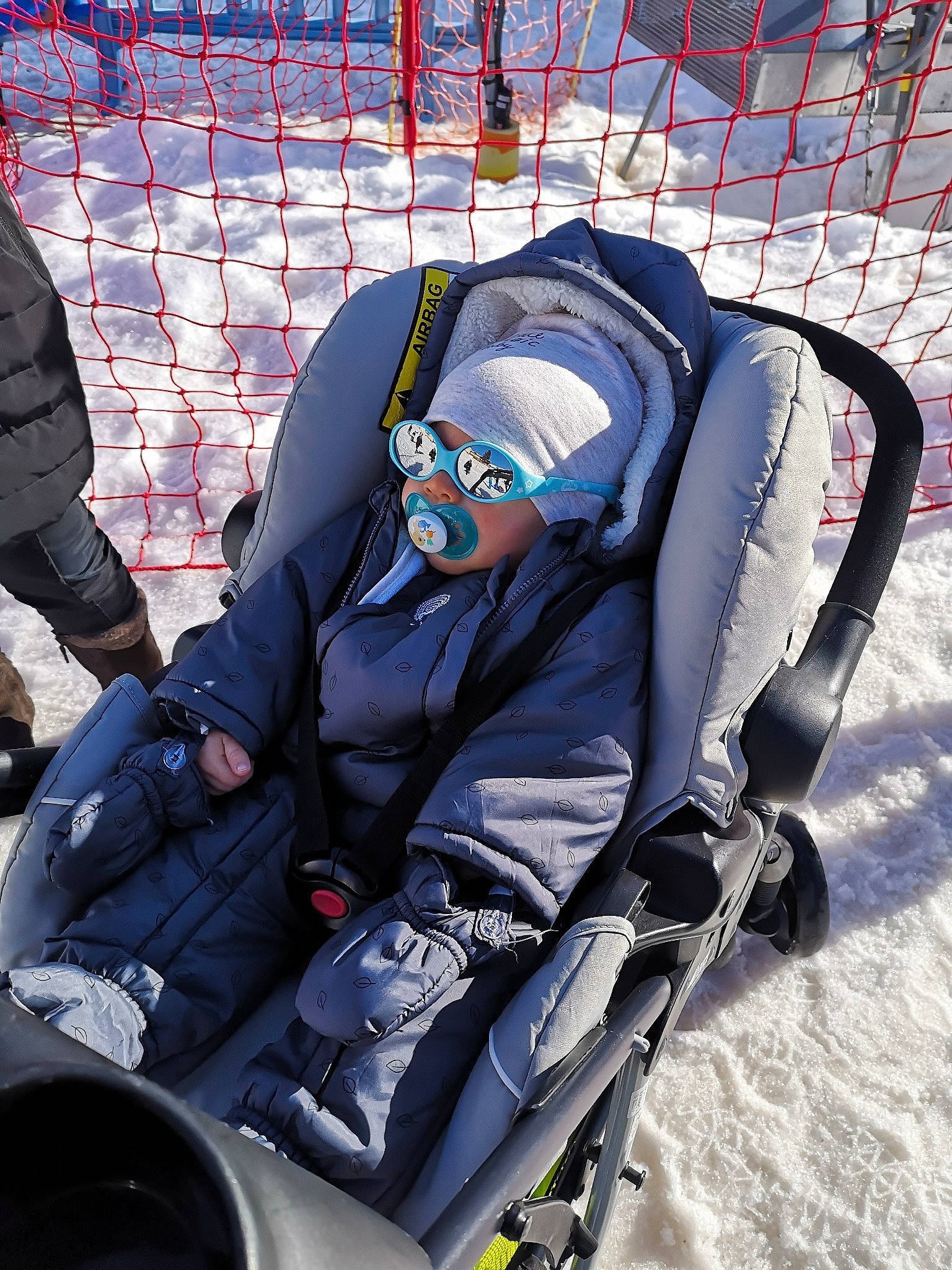 Marley a rejoint le concours — aidez-le/la à gagner de superbes lots ! automotive_tire, baby_carriage, baby_products, bag, carmine, comfort, electric_blue, fence, freezing, fun, leisure, motor_vehicle, person, personal_protective_equipment, product, recreation, sitting, slope, snow, travel