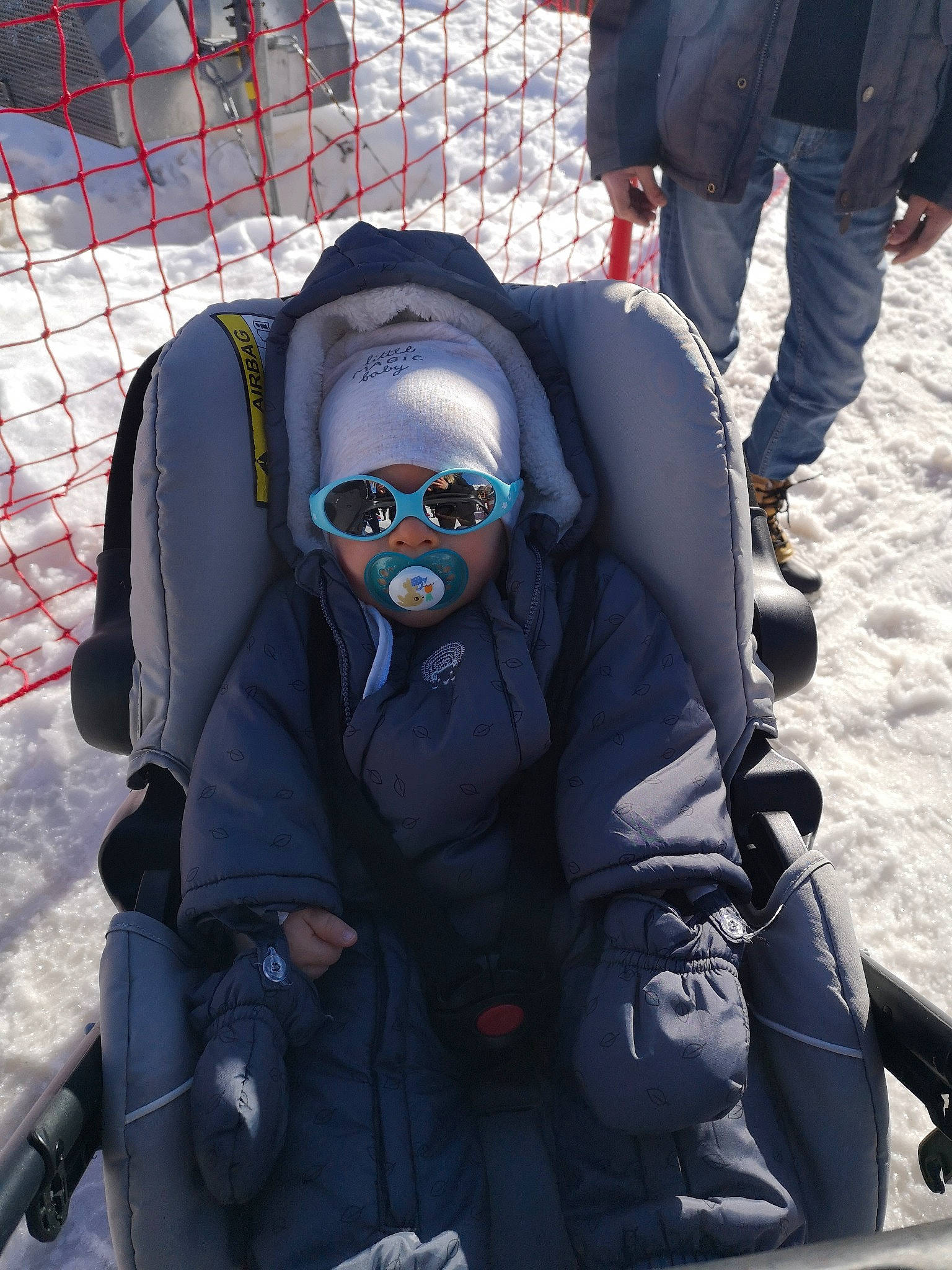 Marley a rejoint le concours — aidez-le/la à gagner de superbes lots ! auto_part, automotive_tire, baby_products, bag, electric_blue, eyewear, freezing, fun, goggles, leisure, luggage_and_bags, mesh, person, personal_protective_equipment, recreation, sitting, snow, travel, winter