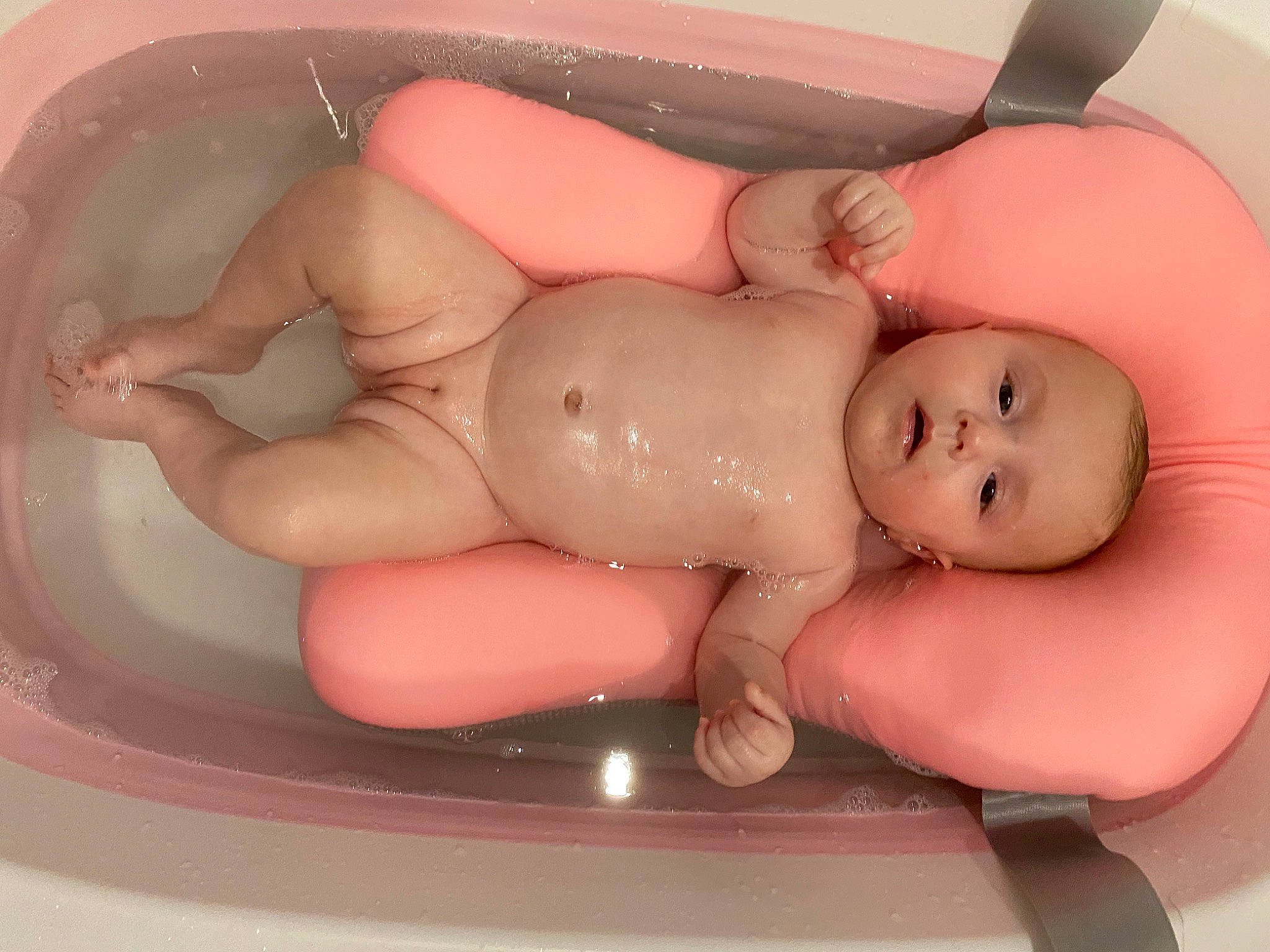 Salomé a rejoint le concours — aidez-le/la à gagner de superbes lots ! abdomen, baby, baby_products, bathing, chest, child, comfort, diaper, finger, flesh, fluid, foot, person, pink, room, stomach, thigh, thumb, toddler, toy