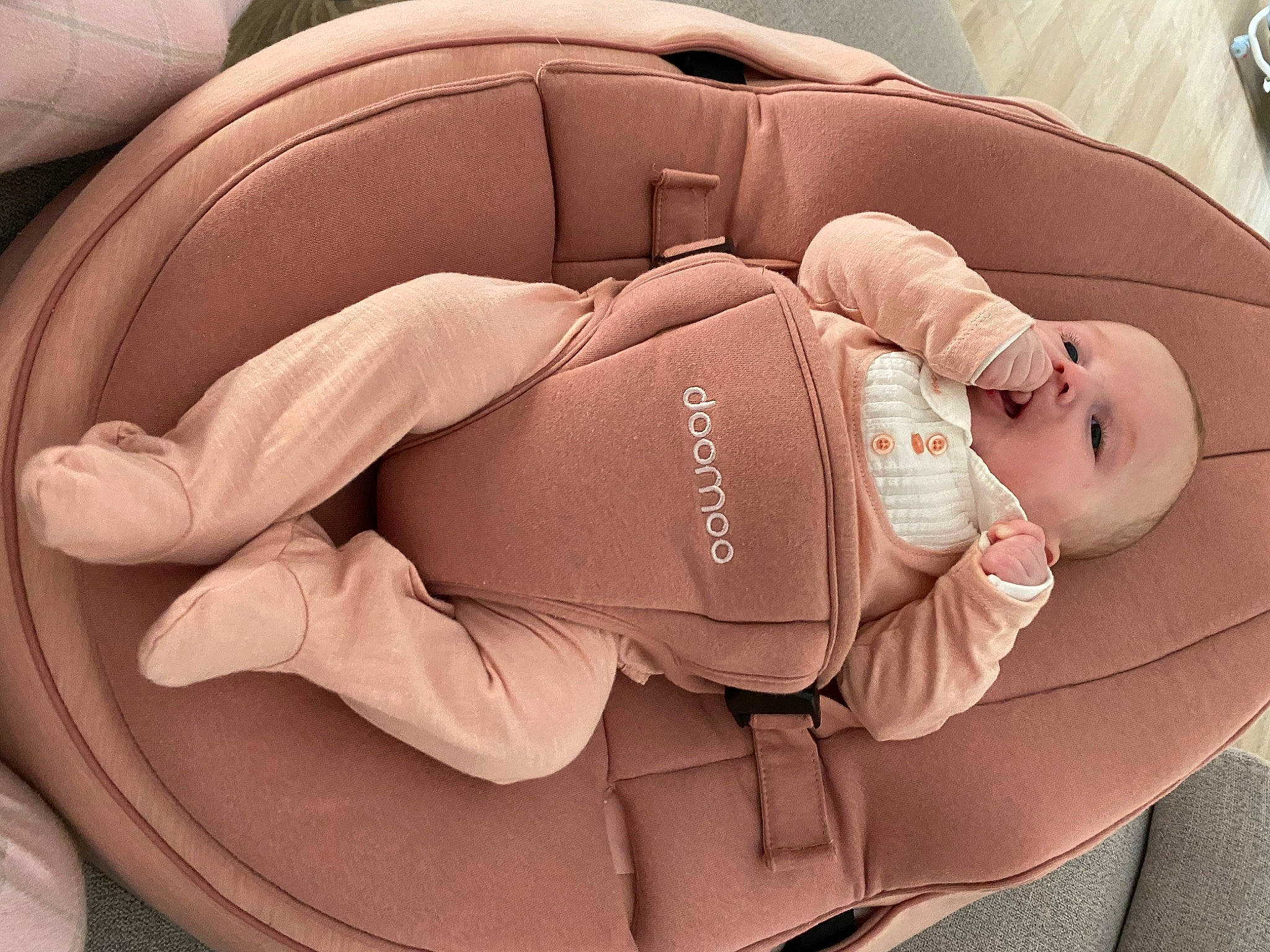 Salomé a rejoint le concours — aidez-le/la à gagner de superbes lots ! auto_part, automotive_design, baby, baby_products, car_seat, car_seat_cover, carmine, comfort, family_car, fashion_accessory, head_restraint, kitchen_utensil, luxury_vehicle, motor_vehicle, peach, person, personal_luxury_car, personal_protective_equipment, tableware, thumb