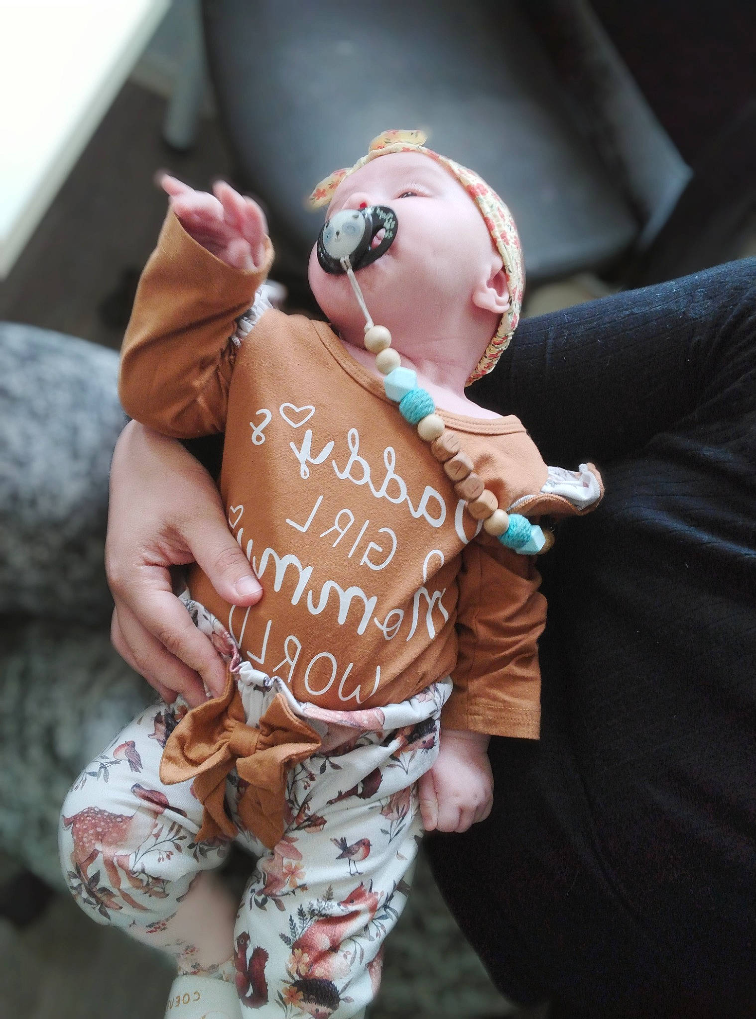 Leah a rejoint le concours — aidez-le/la à gagner de superbes lots ! cool, eyewear, finger, font, gesture, goggles, hand, happy, hat, human_leg, joint, nail, peach, person, shoulder, sleeve, sunglasses, t_shirt, thigh, toddler