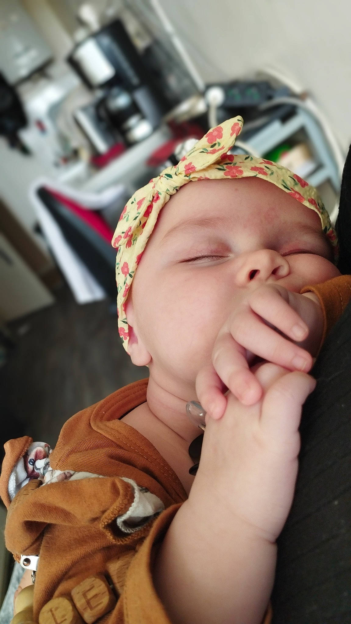 Leah participe au concours pour gagner de l'argent avec cette photo : baby, baby_toddler_clothing, cap, cheek, eyebrow, eyelash, finger, gesture, grass, hand, happy, hat, headband, headgear, lip, mouth, neck, person, skin, smile