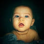 Paul participe au concours pour gagner de l'argent avec cette photo : baby, blanket, blue_eyes, child, close_up, curious, expression, eyelashes, face, head, indoor, infant, innocent, mouth, person, portrait, skin, soft_light, warm_tone, young