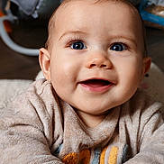 Paul participe au concours pour gagner de l'argent avec cette photo : baby, blue_eyes, child, close_up, cozy, cute, expression, eyelashes, face, happy, indoor, infant, person, portrait, skin, smiling, sweater, toddler, warm, young