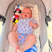 Geneviève a rejoint le concours — aidez-le/la à gagner de superbes lots ! baby, blanket, child, comfortable, cushion, cute, feet, heart_pattern, indoor, infant, legs, minnie_mouse, plush_toy, quilted, relaxed, shirt, shorts, smiling, soft_toy, stroller