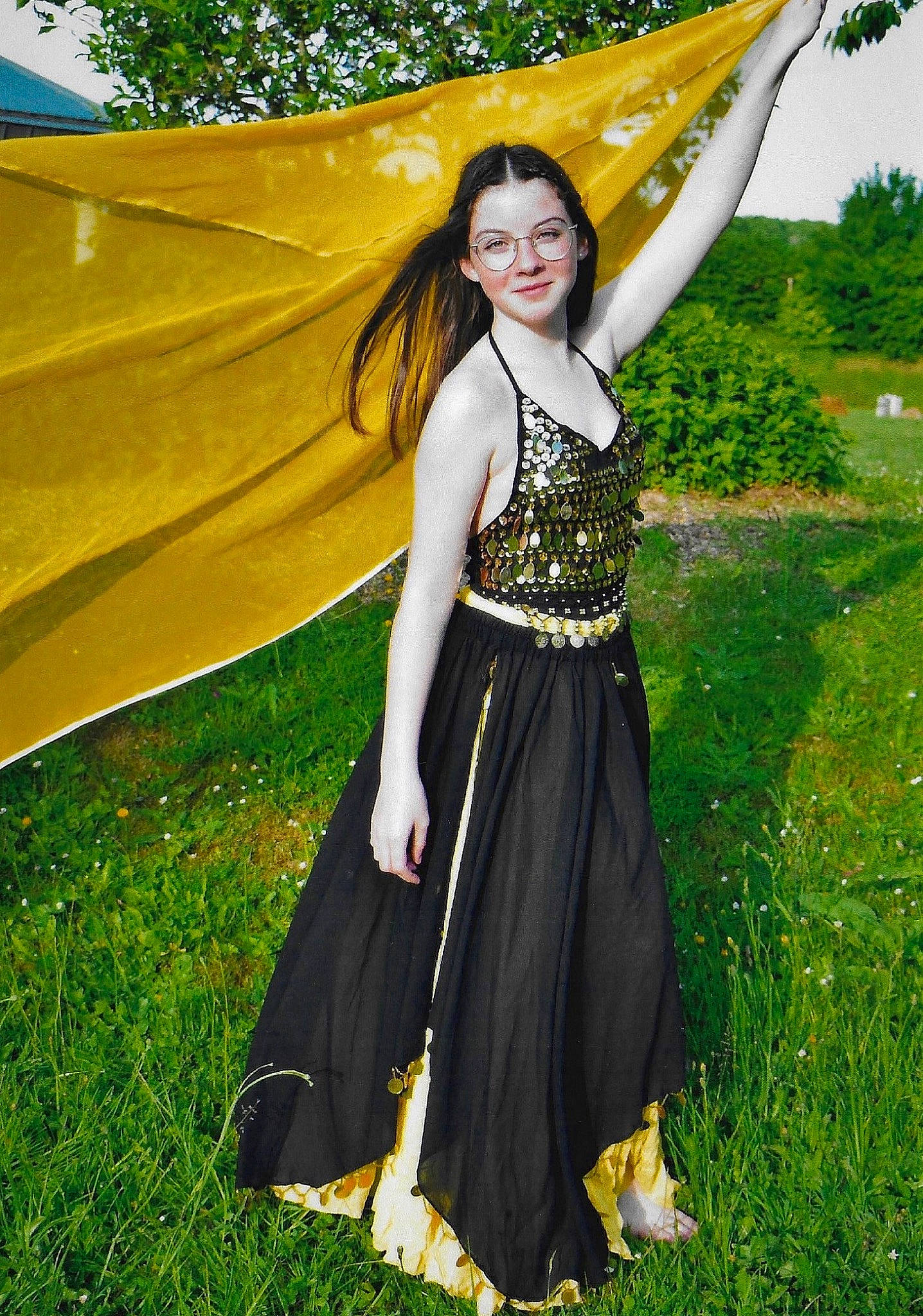 Lou-anne a rejoint le concours — aidez-le/la à gagner de superbes lots ! abdomen, belly_dance, black_hair, dance, event, fashion_design, flash_photography, formal_wear, grass, grassland, happy, jewellery, joy, lawn, leisure, meadow, people_in_nature, performing_arts, person, smile