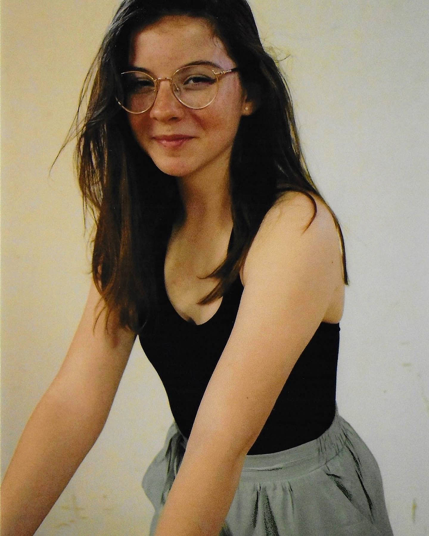 Lou-anne a rejoint le concours — aidez-le/la à gagner de superbes lots ! arm, black_hair, elbow, eyelash, eyewear, face, flash_photography, gesture, glasses, hair, joint, joy, layered_hair, long_hair, neck, person, sleeve, smile, step_cutting, thigh