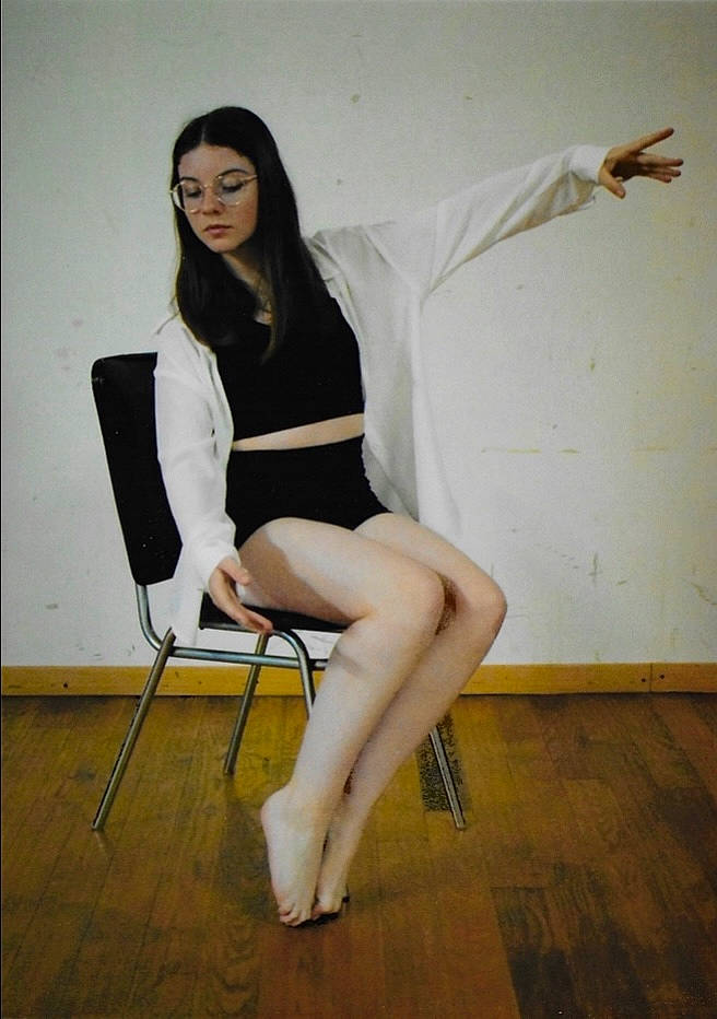 Lou-anne participe au concours pour gagner de l'argent avec cette photo : art_model, black_hair, chair, comfort, eyewear, fashion_design, flash_photography, flooring, foot, gravure_idol, hair, human_leg, joint, knee, leg, long_hair, person, shoe, thigh, waist