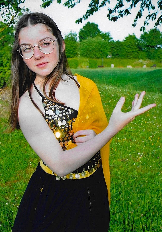 Lou-anne a rejoint le concours — aidez-le/la à gagner de superbes lots ! black_hair, day_dress, eyewear, fashion_design, gesture, glasses, grass, grassland, happy, jewellery, leisure, long_hair, people_in_nature, person, plant, shoulder, sleeve, tree, trunk, vision_care