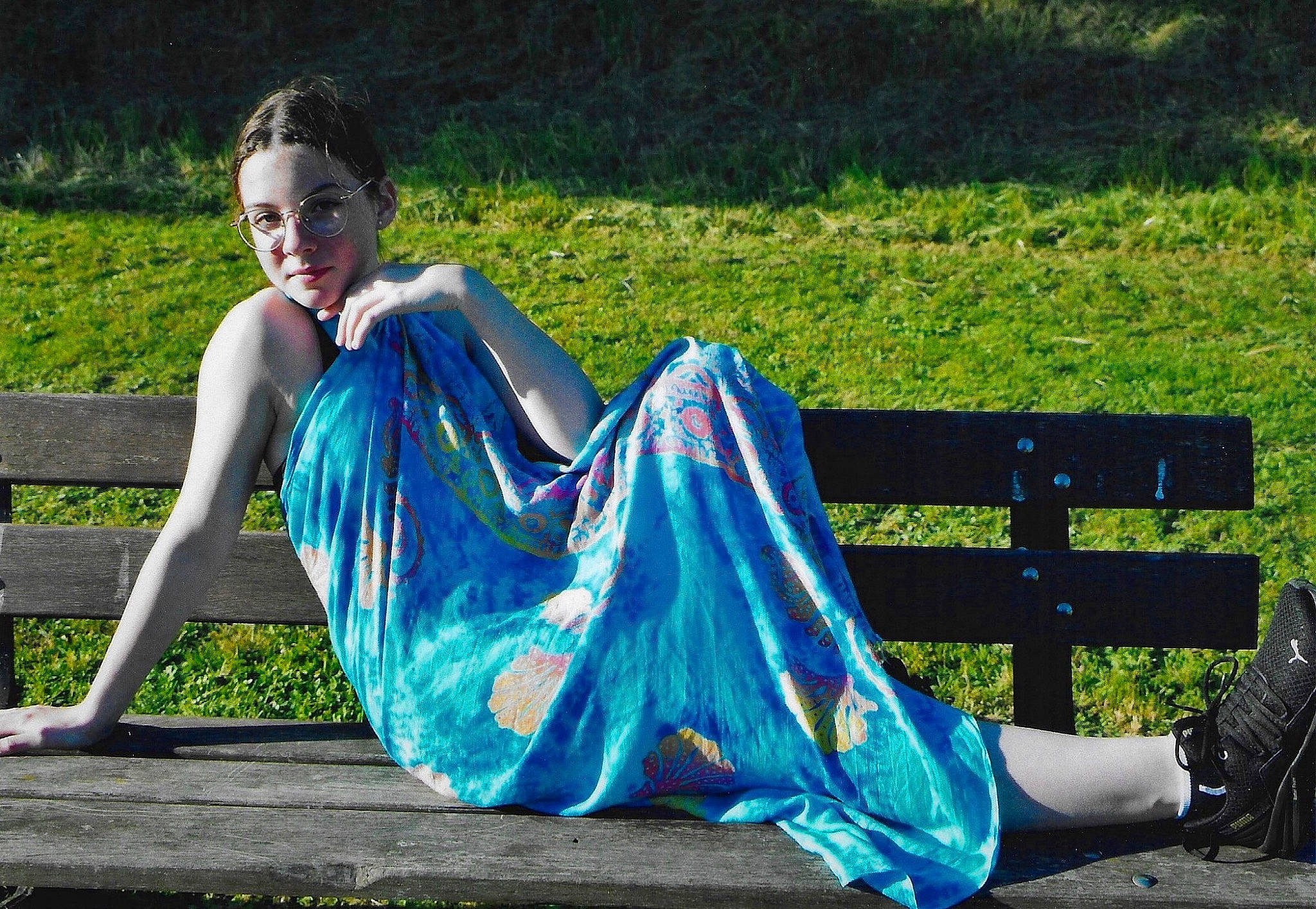 Lou-anne a rejoint le concours — aidez-le/la à gagner de superbes lots ! electric_blue, fashion_accessory, flash_photography, fun, grass, grassland, green, happy, human_leg, joint, knee, leisure, people_in_nature, person, plant, portrait_photography, recreation, sandal, shoe, sitting