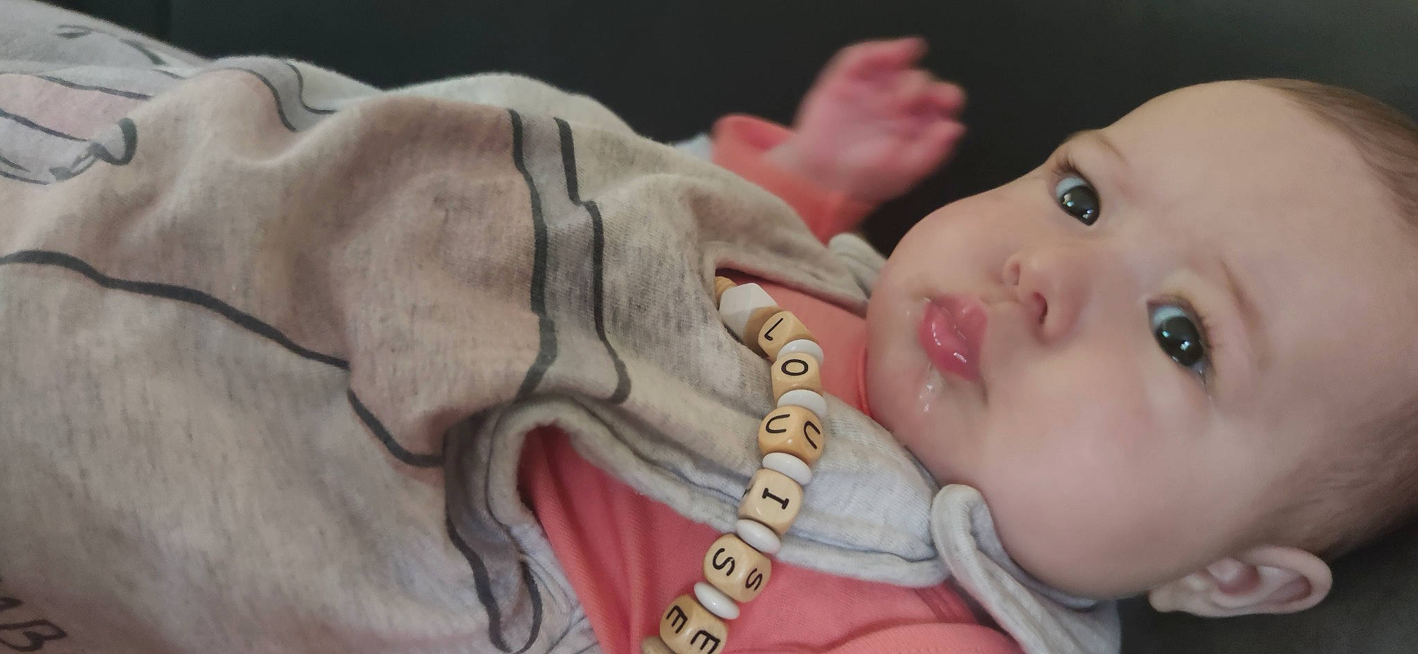 Louise participe au concours pour gagner de l'argent avec cette photo : cheek, ear, eye, eyelash, finger, gesture, hand, happy, jaw, lip, mammal, mouth, muscle, nail, neck, nose, person, skin, toddler, vertebrate