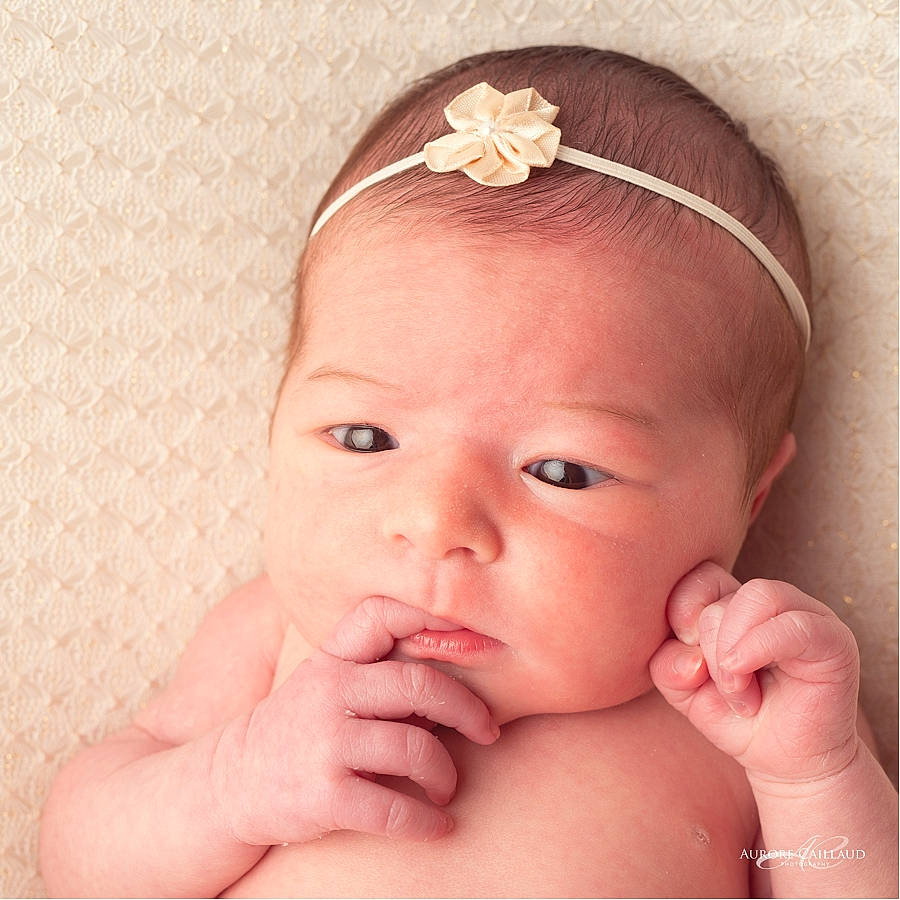 Louise participe au concours pour gagner de l'argent avec cette photo : arm, baby, cheek, chin, ear, eye, eyebrow, eyelash, forehead, gesture, hair, hand, happy, head, lip, mouth, neck, nose, person, skin