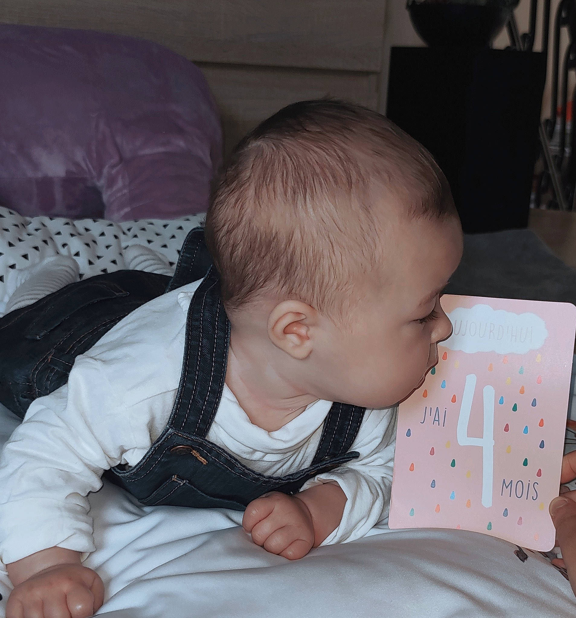 Louise participe au concours pour gagner de l'argent avec cette photo : arm, baby, baby_products, baby_toddler_clothing, carmine, cheek, child, comfort, elbow, eye, lap, linens, nap, pattern, person, room, sitting, sleep, sleeve, toddler